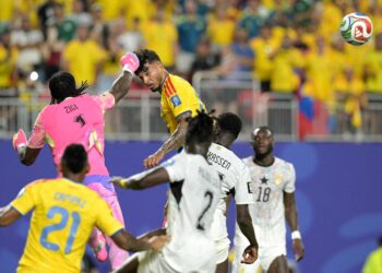 PENJAGA gol Ghana, Lawrence Ati Zigi (kiri) cuba menghalang penyerang Colombia, Luis Suarez ketika aksi pusingan 32 terbaik Piala Dunia 2026 di Stadium Kansas City, Kansas City, hari ini. – AFP