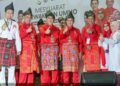 WAN Rosdy Wan Ismail (empat dari kiri) menyempurnakan gimik perasmian Mesyuarat Perwakilan UMNO Bahagian Hulu Terengganu di Akademi Binaan Malaysia Wilayah Timur, Hulu Terengganu, Terengganu. - UTUSAN/PUQTRA HAIRRY