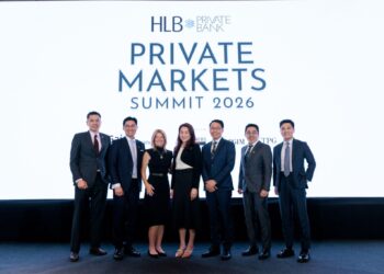 JEFFREY Yap (dua dari kiri), bersama penceramah dan rakan niaga di Sidang Kemuncak Pasaran Persendirian HLB Private Bank di Kuala Lumpur.
