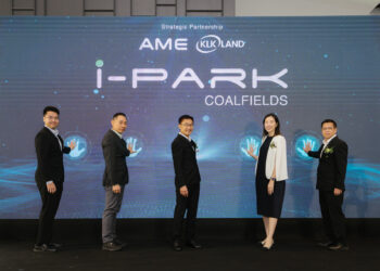 DYLAN Tan Teck Eng (tengah) semasa gimik pelancaran i-Park@Coalfields di Coalfields, Selangor.