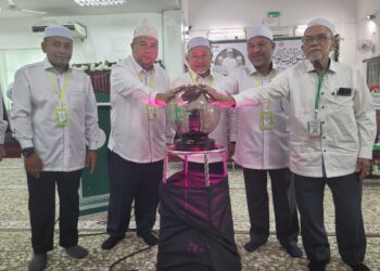 TUAN Ibrahim Tuan Man (tengah) menyempurnakan gimik perasmian Mesyuarat Agung Tahunan Pas Kawasan Pasir Mas di Meranti, Pasir Mas, Kelantan. - UTUSAN/MUSTAQIM MOHAMED