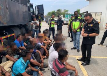 SEBAHAGIAN warga asing yang ditahan JIM Perak dalam operasi penguatkuasaan yang dijalankan di 12 premis di sekitar bandar raya Ipoh hari ini.