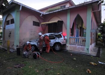 ANGGOTA bomba berusaha mengeluarkan dua warganegara Indonesia yang maut selepas kenderaan utiliti sukan (SUV) naiki  mereka terbabas sebelum merempuh surau Sekolah Kebangsaan (SK) Bukit Jawa 2, Pasir Puteh, Kelantan.