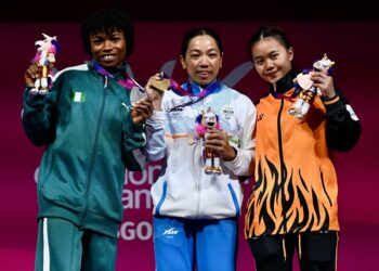 Irene Jane (kanan) bersama pingat gangsa yang dimenanginya dalam kategori 48kg wanita pada Sukan Komanwel Glasgow 2026, lewat malam tadi. - IHSAN MSN