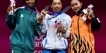 Irene Jane (kanan) bersama pingat gangsa yang dimenanginya dalam kategori 48kg wanita pada Sukan Komanwel Glasgow 2026, lewat malam tadi. - IHSAN MSN