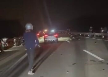TANGKAP layar video yang tersebar dalam media sosial berhubung kemalangan melibatkan penunggang motosikal Yamaha RXZ terlibat dalam nahas berhampiran susur keluar Jabor, Lebuhraya Pantai Timur 2. - MEDIA SOSIAL