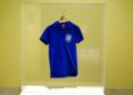 Jersi Brazil yang pernah dipakai legenda Pele dalam aksi final Piala Dunia 1958. - AFP