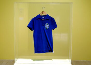 Jersi Brazil yang pernah dipakai legenda Pele dalam aksi final Piala Dunia 1958. - AFP