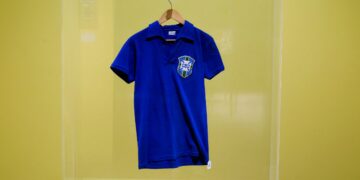 Jersi Brazil yang pernah dipakai legenda Pele dalam aksi final Piala Dunia 1958. - AFP