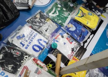 SEBAHAGIAN jersi tiruan pelbagai pasukan yang bertanding dalam kejohanan Piala Dunia FIFA 2026 digempur Kementerian Dalam Negeri dan Kos Sara Hidup Wilayah Persekutuan Kuala Lumpur (KPDN WPKL) hari ini.