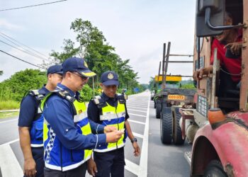 MOHAMMAD Yusoff Abustan memeriksa lesen memandu kenderaan perdagangan dalam Operasi Bersepadu Dadah di Stesen Penguatkuasa JPJ di Gerik hari ini.