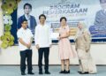 KAMIL Abdul Munim (dua dari kiri) menyampaikan penghargaan kepada satu daripada sekolah di bawah seliaan Pejabat Pendidikan Daerah (PPD) Kuala Kangsar di Padang Rengas, Perak hari ini. - UTUSAN/FADZIL ZAINOL