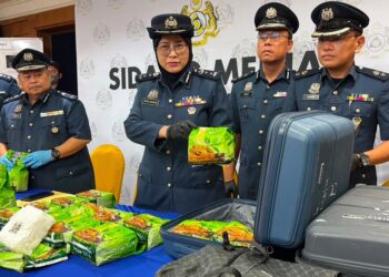 WAN Marini Wan Hamzah (tengah) menunjukkan bungkusan dipercayai dadah jenis methamphetamine yang dirampas pihaknya semasa sidang akhbat di Pejabat Kastam Cawangan Sungai Petani, Kedah hari ini.