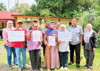 PENDUDUK menunjukkan notis mengosongkan kediaman masing-masing dalam tempoh 30 hari di Kampung Baru, Jalan Istana Lama di Alor Setar, Kedah.