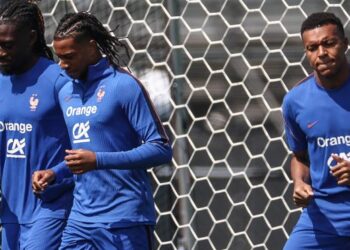 Pemain tengah Perancis, Manu Kone menjalani latihan bersama rakan sepasukan, Michael Olise dan Kylian Mbappe di Universiti Bentley, Boston, semalam. - AFP