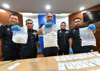AZRY Akmar Ayob (tengah) menunjukkan serbuk putih dipercayai dadah dalam sidang akhbar di Ibu pejabat Polis Kontijen (IPK) Pahang di Kuantan, Pahang. - UTUSAN/SHAIKH AHMAD RAZIF