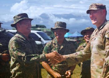 LAFTENAN Kolonel Zakaria Saip Lani (kiri) bertemu Kapten Tentera Darat Amerika Syarikat, Joshua Lang daripada Oklahoma Army National Guard semasa demonstrasi Sistem Roket Artileri Mobiliti Tinggi (HIMARS) dalam Eksesais Keris Strike berhampiran Kota Belud, Sabah pada 17 Julai lalu. - FACEBOOK ATM