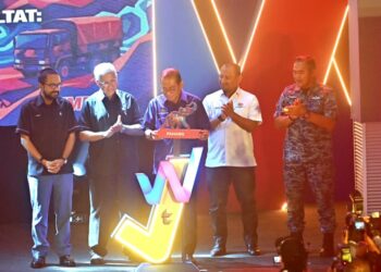 MOHAMED Khaled Nordin (tengah) ketika merasmikan Majlis Penutup Jelajah Wira Lembaga Tabung Angkatan Tentera (LTAT) di Pangkalan Udara Kuantan di Kuantan, Pahang. - UTUSAN/SHAIKH AHMAD RAZIF