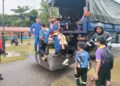 MURID Sekolah Kebangsaan (SK) Jeram Tekoh di Rancangan Kemajuan Tanah (RKT) Kesedar Jeram Tekoh, Gua Musang, Kelantan dihantar pulang ke rumah masing-masing menggunakan lori Angkatan Pertahanan Awam Malaysia akibat banjir kilat. - HSAN APM