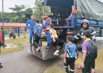 MURID Sekolah Kebangsaan (SK) Jeram Tekoh di Rancangan Kemajuan Tanah (RKT) Kesedar Jeram Tekoh, Gua Musang, Kelantan dihantar pulang ke rumah masing-masing menggunakan lori Angkatan Pertahanan Awam Malaysia akibat banjir kilat. - HSAN APM
