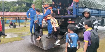 MURID Sekolah Kebangsaan (SK) Jeram Tekoh di Rancangan Kemajuan Tanah (RKT) Kesedar Jeram Tekoh, Gua Musang, Kelantan dihantar pulang ke rumah masing-masing menggunakan lori Angkatan Pertahanan Awam Malaysia akibat banjir kilat. - HSAN APM