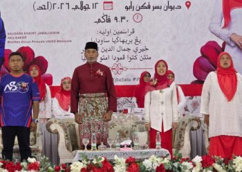 KHAIRY Jamaluddin merasmikan Mesyuarat Perwakilan Wanita UMNO Bahagian Pasir Salak hari ini. - UTUSAN/AIN SAFRE BIDIN