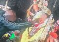 LELAKI yang disyaki mencuri wang dan seutas rantai leher pada patung sembahyang di sebuah kuil di Jalan Tanjong Tualang, Batu Gajah semalam.