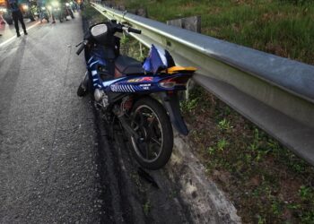 KEADAAN motosikal Yamaha 125ZR yang terlibat kemalangan di Kilometer 184.9 Lebuhraya Pantai Timur 1 (LPT1) arah Kuantan di Maran, Pahang.