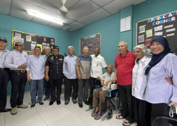 ZAKARIA Yusof (enam, kiri) bersama delegasi Persatuan Pegawai Kanan Polis Bersara Malaysia (Respa) Selangor menziarahi B.D. Henry (berkerusi roda) di Sungai Buloh, Selangor, semalam. - UTUSAN/ZABRY MOHAMAD MADZLAN