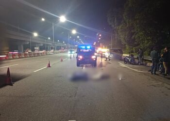 TINDAKAN seorang lelaki mengalihkan baldi yang dijadikan tanda amaran di Kilometer 13.0 Lebuhraya Cheras-Kajang dekat sini berakhir tragedi apabila dia maut dirempuh sebuah kenderaan pelbagai guna (MPV) semalam.