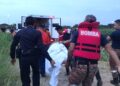 ANGGOTA bomba mengangkat mayat mangsa lemas yang terjatuh dari Jambatan Sultan Nazrin Shah di Bagan Datuk hari ini.