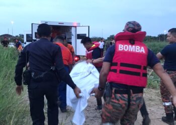 ANGGOTA bomba mengangkat mayat mangsa lemas yang terjatuh dari  Jambatan Sultan Nazrin Shah di Bagan Datuk hari ini.