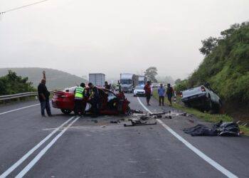 KERETA Proton Persona yang dinaiki pasangan suami isteri bertembung dengan Toyota Hilux dalam kemalangan di Kilometer 18 Jalan Lipis-Benta berdekatan Estet Benta di Lipis, Pahang. - FOTO IHSAN IPD LIPIS