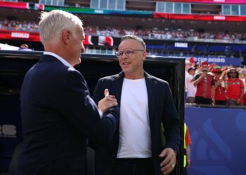 Jurulatih Maghribi, Mohamed Ouahbi (kanan) bersalaman dengan rakan sejawatannya dari Perancis, Didier Deschamps selepas tamat perlawanan kedua-dua pasukan itu semalam. - AFP