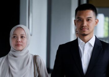 VIVY Sofinas Yusof (kiri) bersama Fadzarudin Shah Anuar hadir ke perbicaraan kes pecah amanah dan salah guna dana pelaburan di Mahkamah Sesyen Kuala Lumpur, semalam. – UTUSAN/SHIDDIEQIIN ZON
