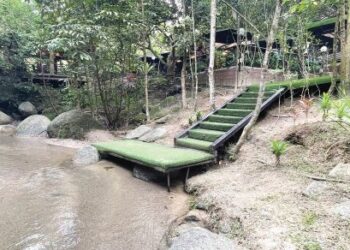 SUNGAI Kenoi mengalir di tepi Seni Rimba.