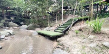 SUNGAI Kenoi mengalir di tepi Seni Rimba.