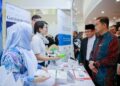 DR. Mohd. Azman Yacob (kanan) semasa melawat gerai pameran selepas merasmikan Persidangan Saintifil Tahunan ke 21 oleh College of Pathologists, Academy of Medicine Malaysia di Kota Bharu, Kelantan. - UTUSAN/KAMARUL BISMI KAMARUZAMAN