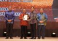 SAARANI Mohamad menyampaikan sijil Anugerah Perkhidmatan Cemerlang (APC) Tahun 2025 Pejabat Setiausaha Kerajaan Negeri Perak Tahun 2025 di Bangunan Perak Darul Ridzuan, Ipoh hari ini.