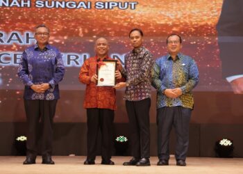 SAARANI Mohamad menyampaikan sijil Anugerah Perkhidmatan Cemerlang (APC) Tahun 2025 Pejabat Setiausaha Kerajaan Negeri Perak Tahun 2025 di Bangunan Perak Darul Ridzuan, Ipoh hari ini.