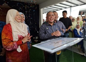 SAARANI Mohamad merasmikan Halaman Suri Sejahtera Negeri Perak di Taman Lapangan Terbang, di Ipoh hari ini.