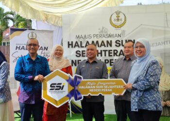 SAARANI Mohamad (tengah) merasmikan Halaman Suri Sejahtera Negeri Perak di Ipoh hari ini.