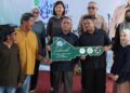 SAARANI Mohamad (tengah) menyampaikan replika kunci kepada pembeli selepas menyempurnakan Majlis Perasmian Projek Perumahan Perakku Astana Chemor, Ipoh hari ini.