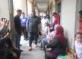 AB. Rauf Yusoh ketika hadir melawat mangsa banjir di PPS SK Tanjong Minyak 2, hari ini. UTUSAN/AMRAN MULUP