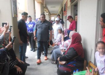 AB. Rauf Yusoh ketika hadir melawat mangsa banjir di PPS SK Tanjong Minyak 2, hari ini. UTUSAN/AMRAN MULUP