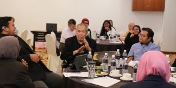 MOHAMAD Sazali Sha’ari (tengah) menggunakan bahasa isyarat dalam Dialog Pelan Induk Pemerkasaan ASEAN Pasca 2025 di Malaysia antara MFD dan Suruhanjaya Hak Asasi Manusia Malaysia (Suhakam) di Kuala Lumpur, baru-baru ini.