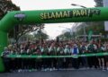 MORDI Mordi Bimol dan Ketua Pegawai Eksekutif Nestle Malaysia, Singapura dan Brunei, Juan Aranols bergambar bersama para peserta ketika flag off pada MILO Malaysia Breakfast Day 2026 (MBD 2026) di Dataran Putrajaya. -UTUSAN/FAISOL MUSTAFA
