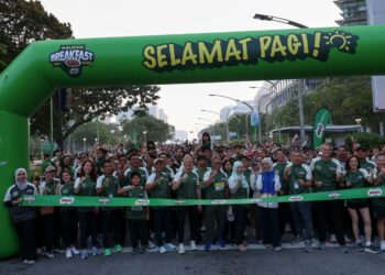 MORDI Mordi Bimol dan Ketua Pegawai Eksekutif Nestle Malaysia, Singapura dan Brunei, Juan Aranols bergambar bersama para peserta ketika flag off pada MILO Malaysia Breakfast Day 2026 (MBD 2026) di Dataran Putrajaya. -UTUSAN/FAISOL MUSTAFA