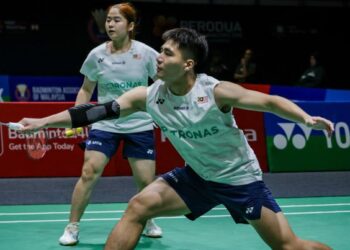 Jimmy Wong-Cheng Su Yin mara ke pusingan 16 terbaik selepas menewaskan , Yuichi Shimogami-Sayaka Hobara dalam penentuan rubber set Kejohanan Badminton Terbuka Jepun di Tokyo, semalam. - UTUSAN/MUHAMAD IQBAL ROSLI