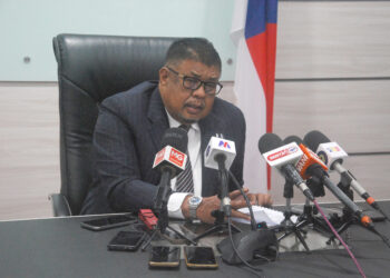 Ab. Rauf Yusoh mengadakan sidang akhbar selepas ucapan penangguhan Persidangan Kedua Penggal Kelima Dewan Undangan Negeri (DUN) Melaka Ke-15 di Seri Negeri, Ayer Keroh, hari ini.-  UTUSAN/AMRAN MULUP